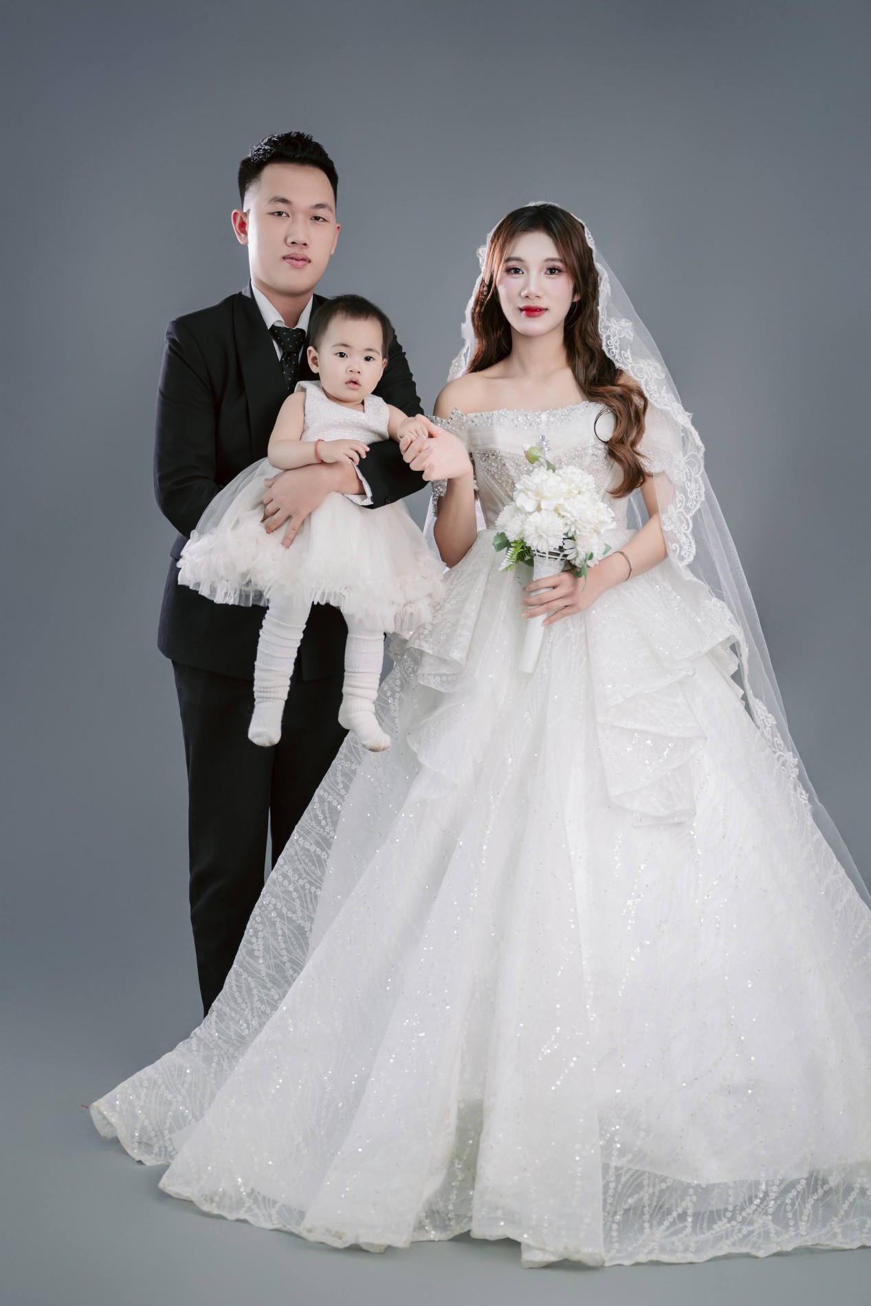 Trần Hoàng – Thu Lợi